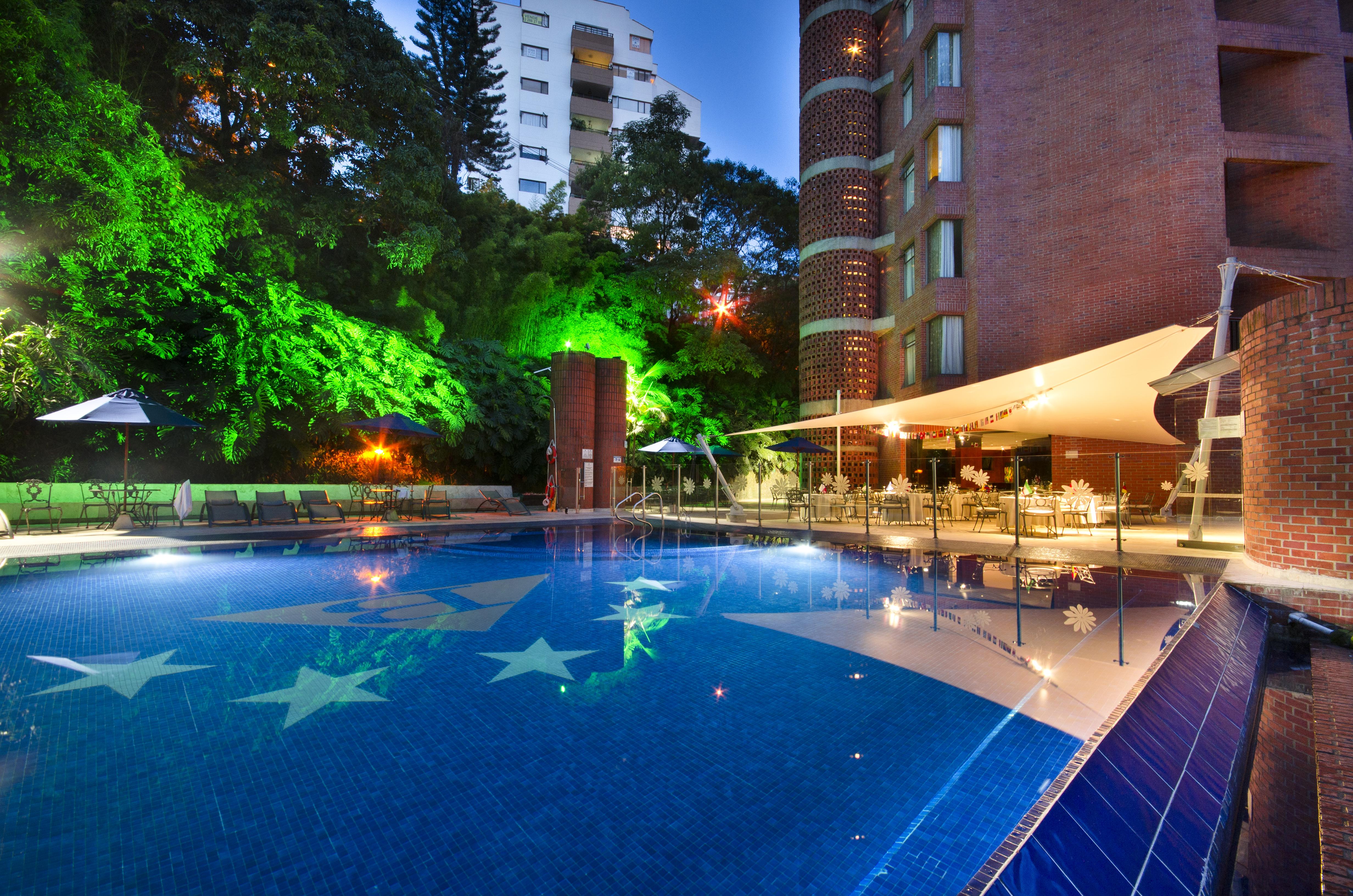 Hotel Dann Carlton Belfort Medellin Bagian luar foto The pool at the hotel