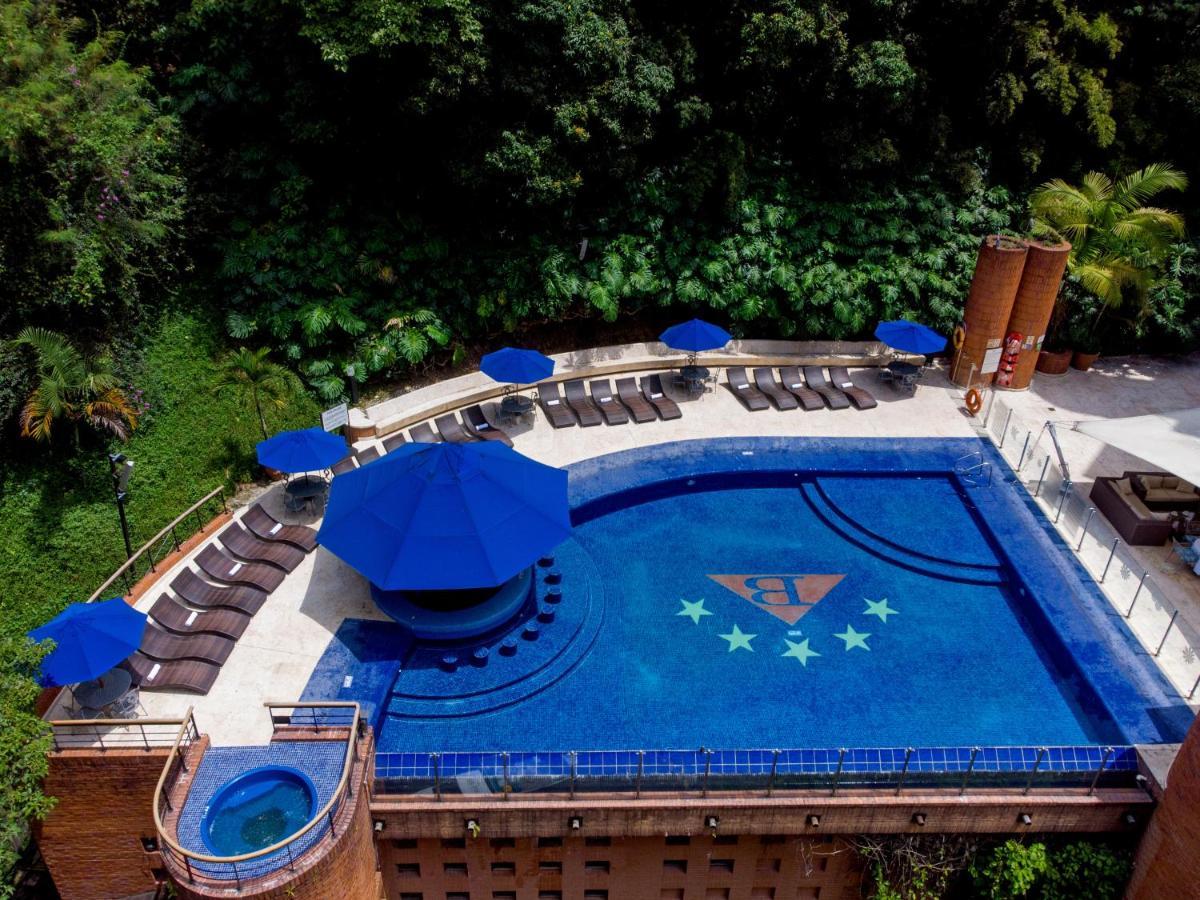Hotel Dann Carlton Belfort Medellin Bagian luar foto The swimming pool at the hotel
