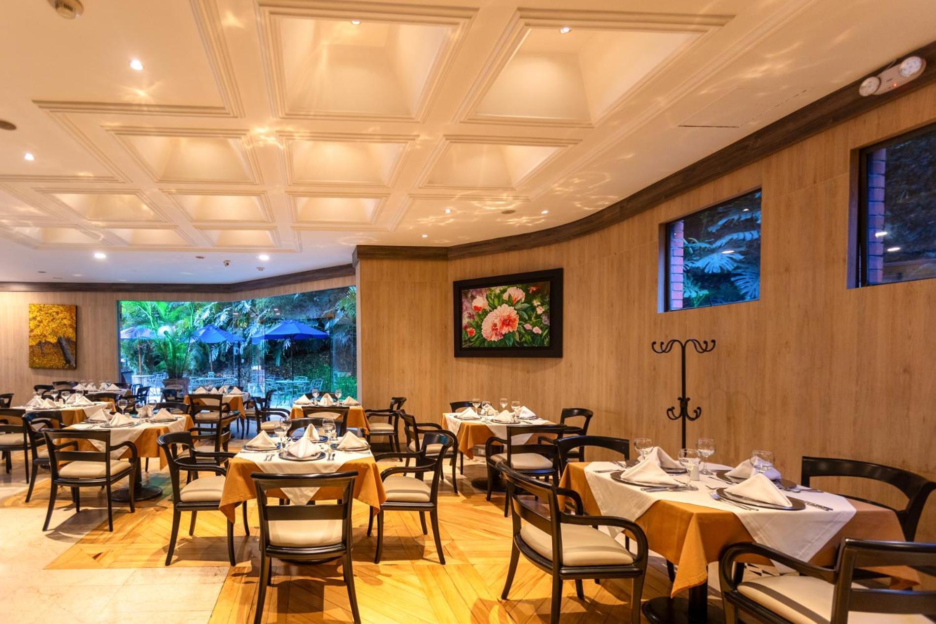 Hotel Dann Carlton Belfort Medellin Bagian luar foto Restaurant