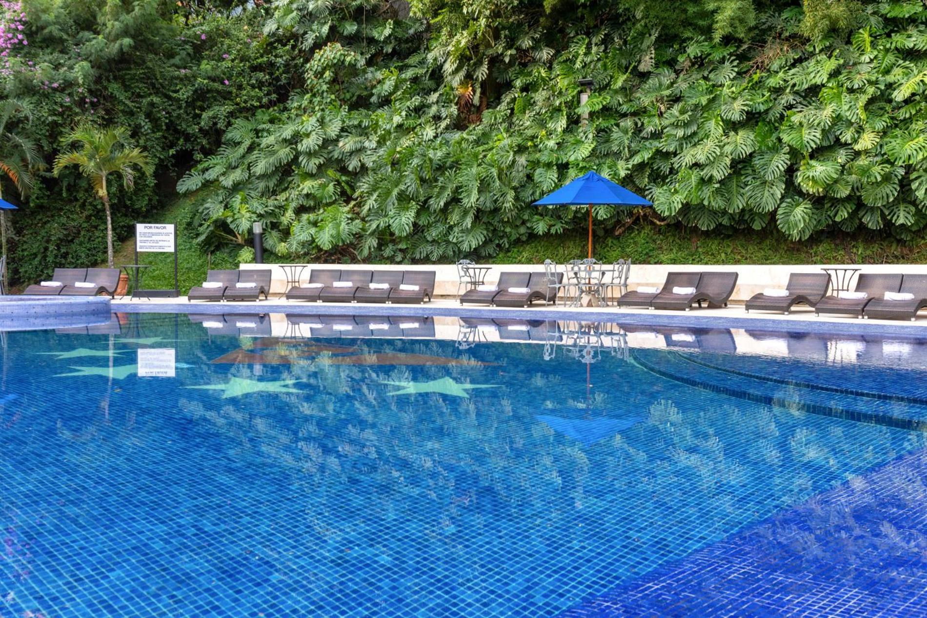 Hotel Dann Carlton Belfort Medellin Bagian luar foto Swimming pool at the hotel